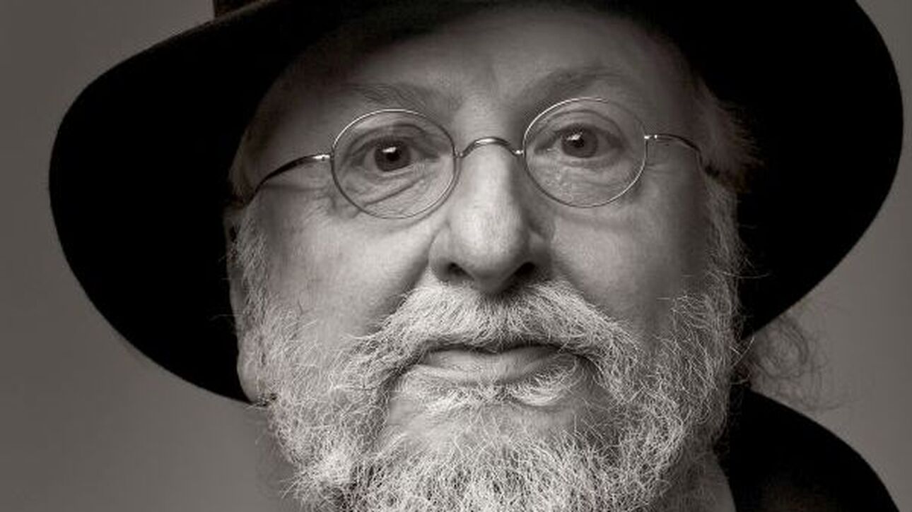 "Στις 28 Οκτωβρίου του 1967. Μέρα του ΟΧΙ εγώ είπα ναι. Και ακόμη με ανέχεται το κορίτσι μου"