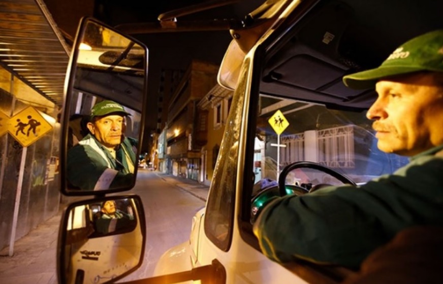 Οδηγός απορριμματοφόρου μάζεψε 25.000 βιβλία από τα σκουπίδια και έφτιαξε βιβλιοθήκη για φτωχά παιδιά