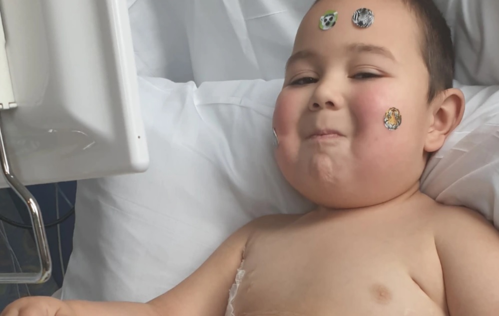 Μπαμπάς δώρισε το νεφρό του στον 4χρονο γιο του και του χάρισε νέα υγιή, δεύτερη ζωή