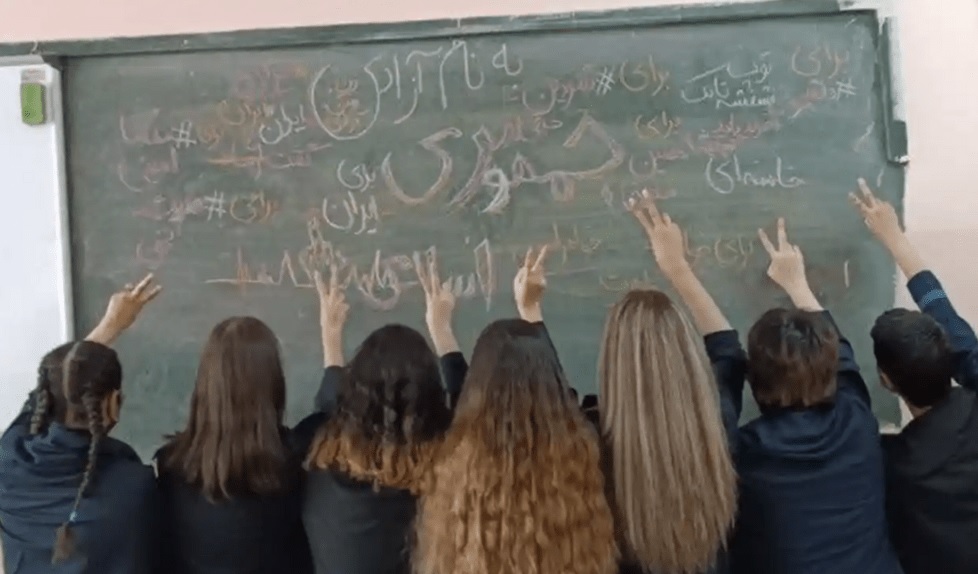 Ιράν: Η επανάσταση των γυναικών περνά στα σχολεία, μαθήτριες βγάζουν τις χιτζάμπ στις τάξεις