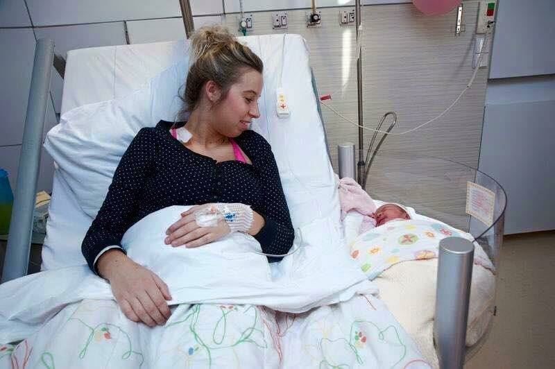 Το κρεβατάκι που θα έπρεπε να υπάρχει σε όλα τα μαιευτήρια, δίπλα σε κάθε μητέρα