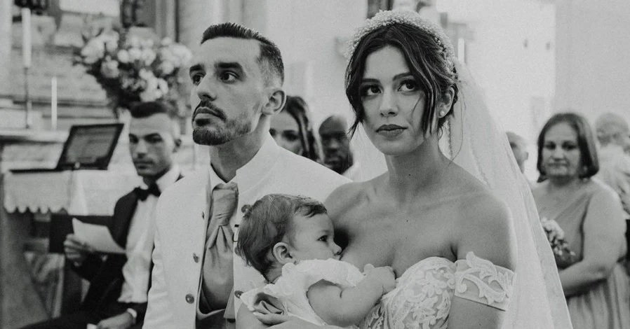 Μια υπέροχη εικόνα | Μαμά-νύφη θήλασε το μωρό της την ώρα του μυστηρίου