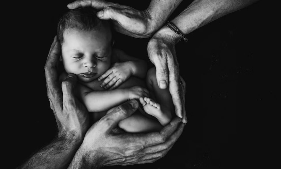 Γιατί είναι λιγότερο ωφέλιμο για το μωρό να κόβεται ο ομφάλιος λώρος αμέσως μετά τη γέννα