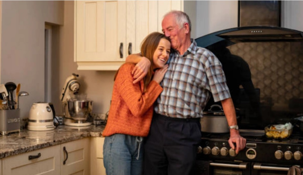 Πούλησε το σπίτι του για να πληρώσει τις σπουδές της εγγονής του και ο κόσμος του αγόρασε καινούργιο