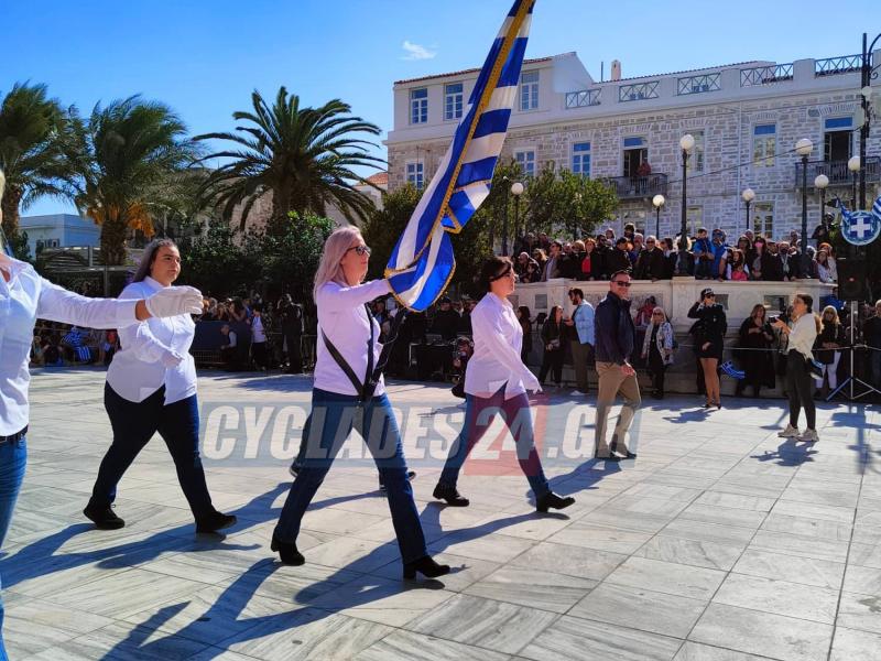 Σύρος - Η μητέρα σημαιοφόρος και ο γιος παραστάτης στην παρέλαση κέρδισαν όλο το χειροκρότημα