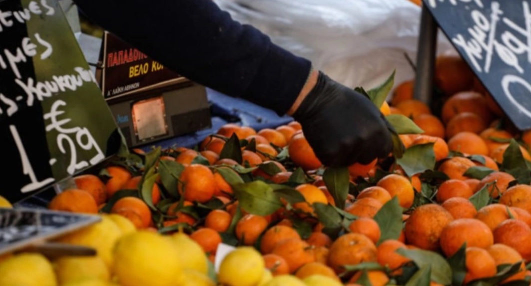 Ο πιτσιρικάς της λαϊκής που ξυπνά χαράματα για να βοηθήσει την οικογένειά του