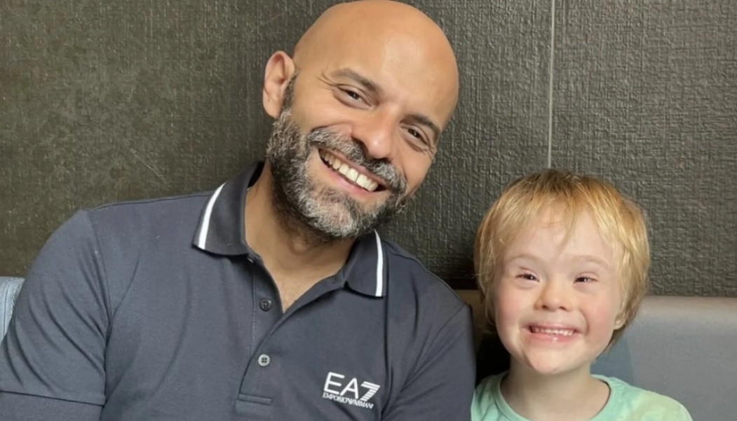 Ανύπαντρος πατέρας υιοθέτησε κοριτσάκι με σύνδρομο Down που είχαν απορρίψει 20 οικογένειες