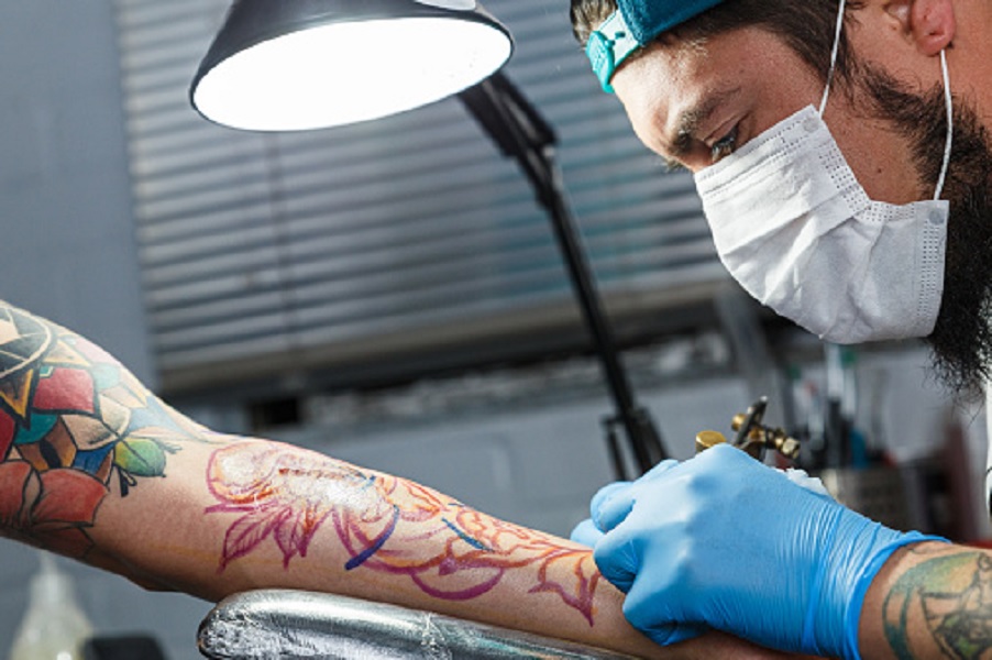 Δεκάχρονος έκανε τατουάζ, συνελήφθη η μητέρα του