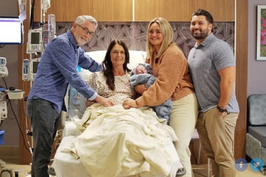 56χρονη γέννησε το μωρό της νύφης της - «Ευγνωμοσύνη και λύπη για τον αποχωρισμό»