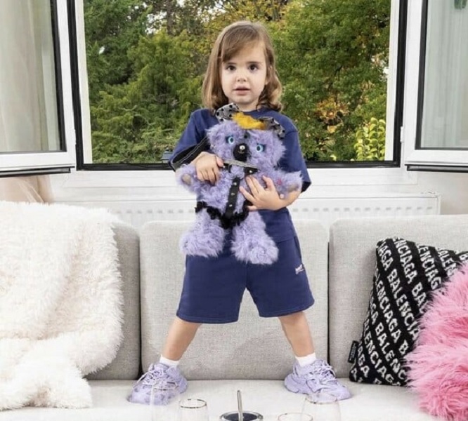 Balenciaga: Μήνυση σε παραγωγούς καμπάνιας - Αντιδράσεις για τις εικόνες παιδιών με λούτρινα με BDSM αμφίεση