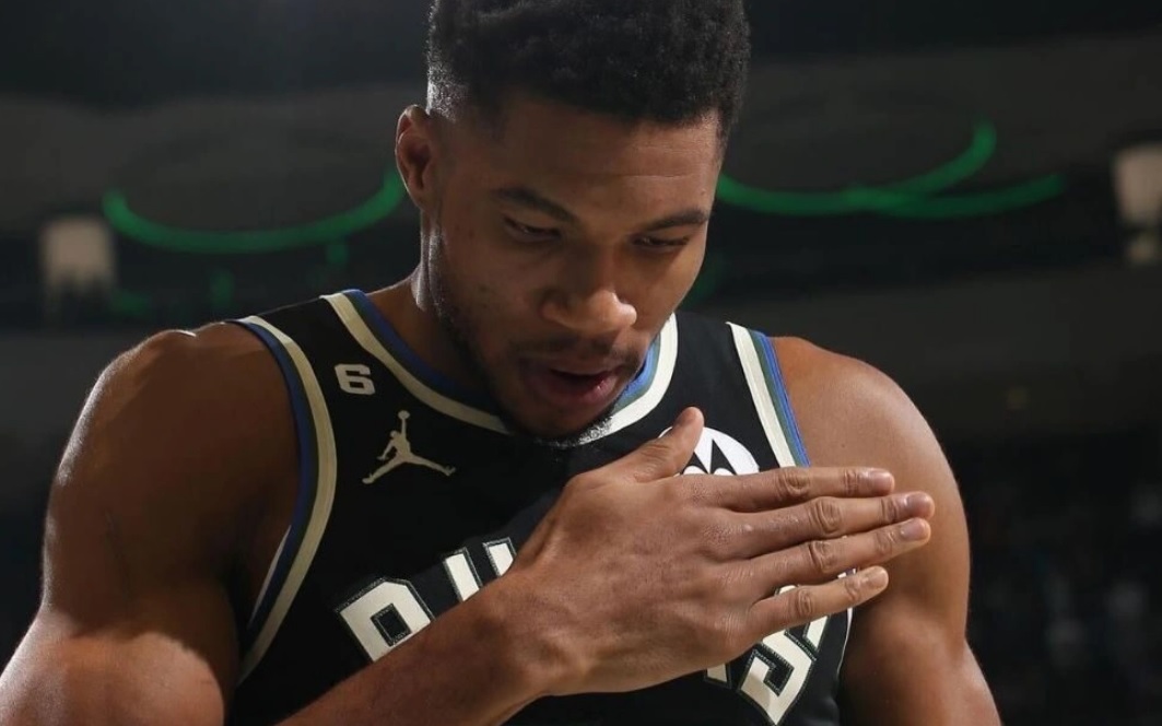 Αντετοκούνμπο: «Η μητέρα μου έσκιζε τα σεντόνια και τα έκανε πάνες για τον μικρό μου αδερφό»