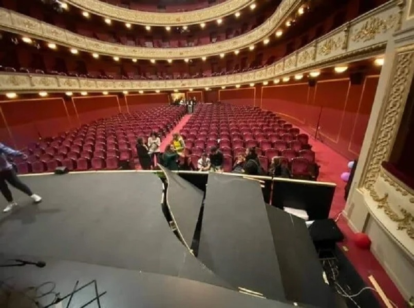 Δημοτικό Θέατρο Πειραιά: Τραυματίστηκαν μαθητές μετά την κατάρρευση μέρους της σκηνής - «Σοκ και εκδορές για τα παιδιά»