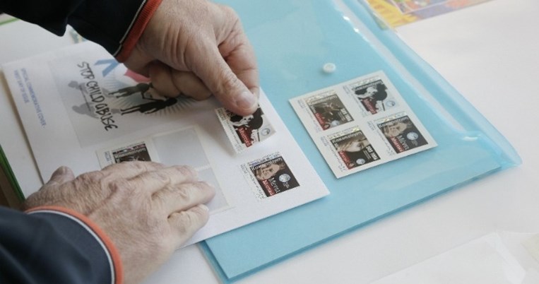 ΕΛΤΑ| Γραμματόσημα διαδίδουν το μήνυμα κατά της κακοποίησης των παιδιών