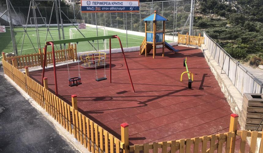 Ρεθυμνιώτισσα δώρισε στο χωριό της μια ολόκληρη παιδική χαρά!