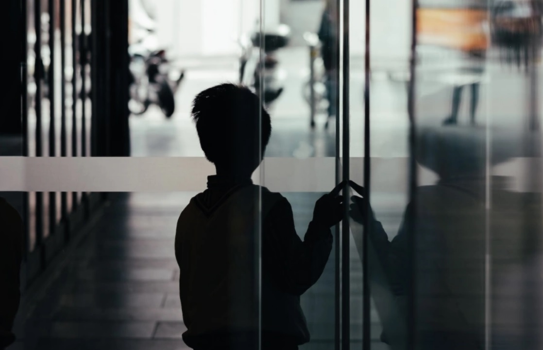 Πάτρα: Βρέθηκε ολομόναχο αγοράκι σε δρόμο - Ενθουσιάστηκε όταν φόρεσε κάλτσες