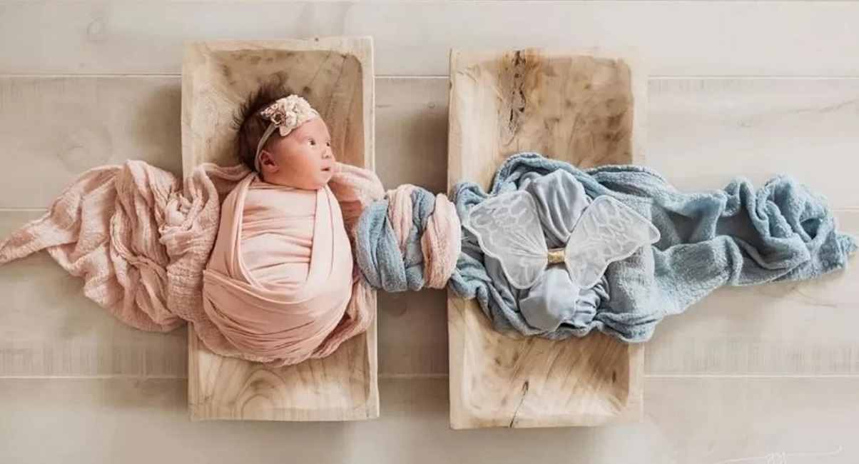 Νεογέννητη μικρή αποχαιρετά με μια υπέροχη φωτό τον δίδυμο αδερφό της που δεν τα κατάφερε...