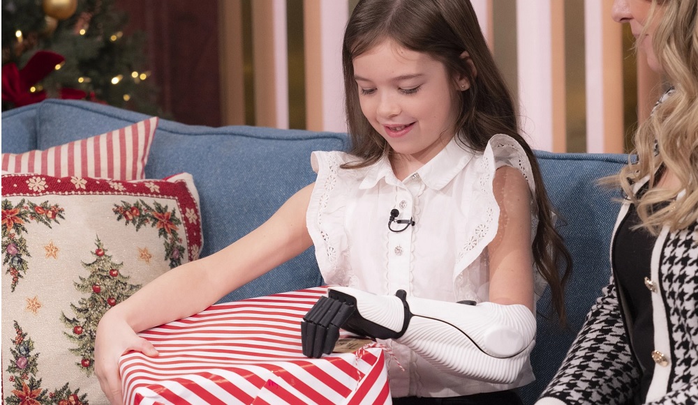 Συγκινεί 7χρονη που ανοίγει για πρώτη φορά τα δώρα της με το τεχνητό της χέρι