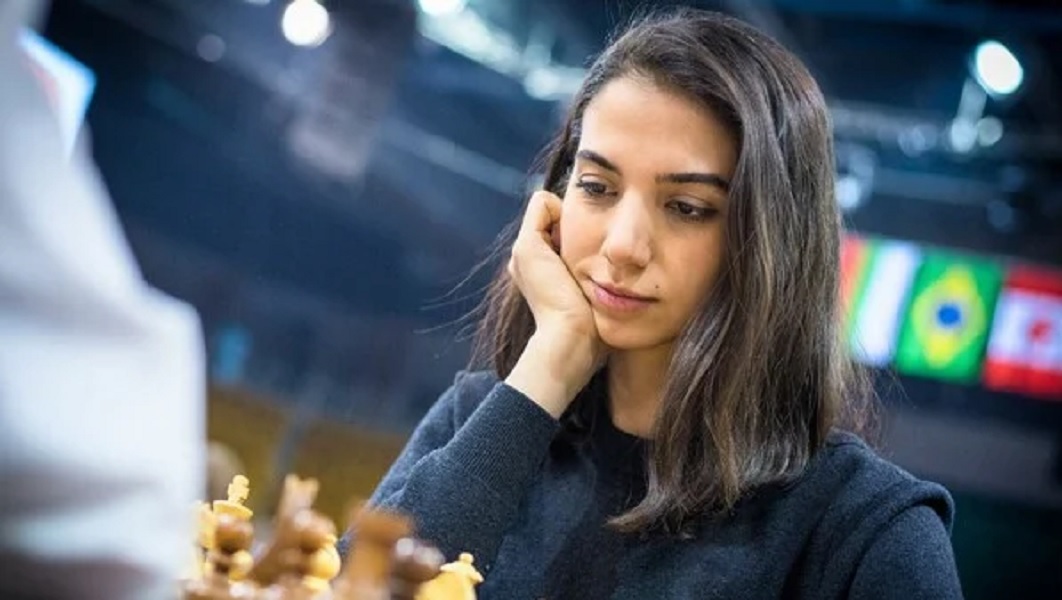 Ιρανή σκακίστρια αγωνίστηκε σε τουρνουά στο Καζακστάν χωρίς να φορά χιτζάμπ