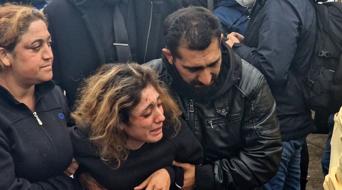 Με λουλούδια και τραγούδια το τελευταίο αντίο στον 16χρονο Ρομά