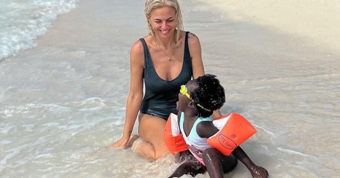 Χριστίνα Κοντοβά: Χριστούγεννα με την μικρή της στην Τανζανία