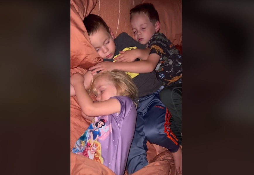 "Όταν βλέπω τα μωρά μου να κοιμούνται στο κρεβάτι μου, ξεχνώ όλη την κούραση"