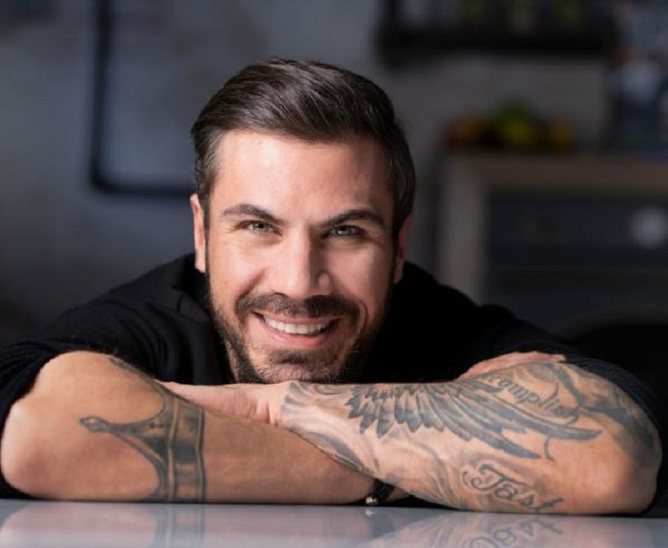 "Ξυπνάω στις 4 το πρωί για να έχω χρόνο να παίξω με τον μικρό"