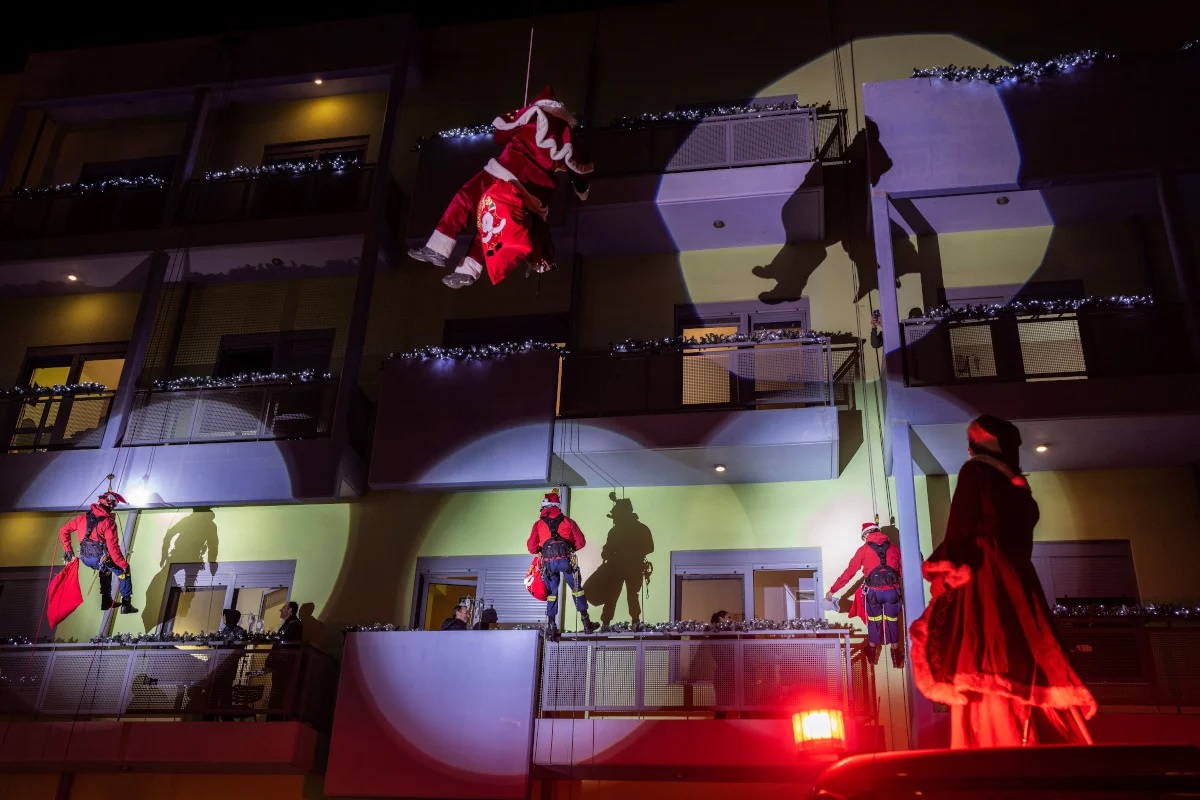 Ιπτάμενοι πυροσβέστες - Άη Βασίληδες μοίρασαν δώρα σε παιδιά με καρκίνο