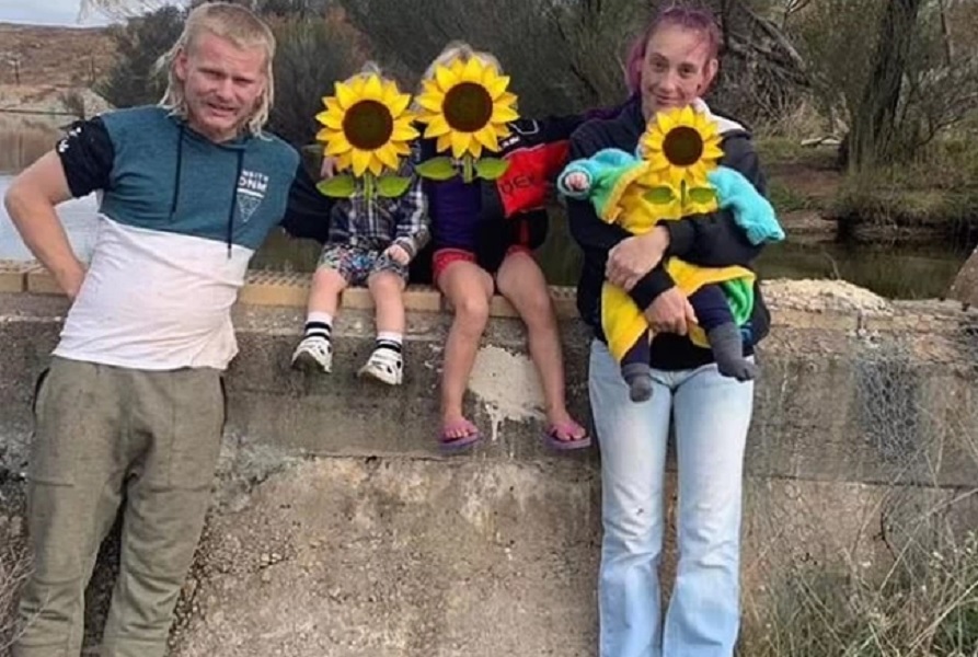 Ζευγάρι σκοτώθηκε σε τροχαίο και τα τρία παιδιά τους επέζησαν δίπλα τους 3 μέρες