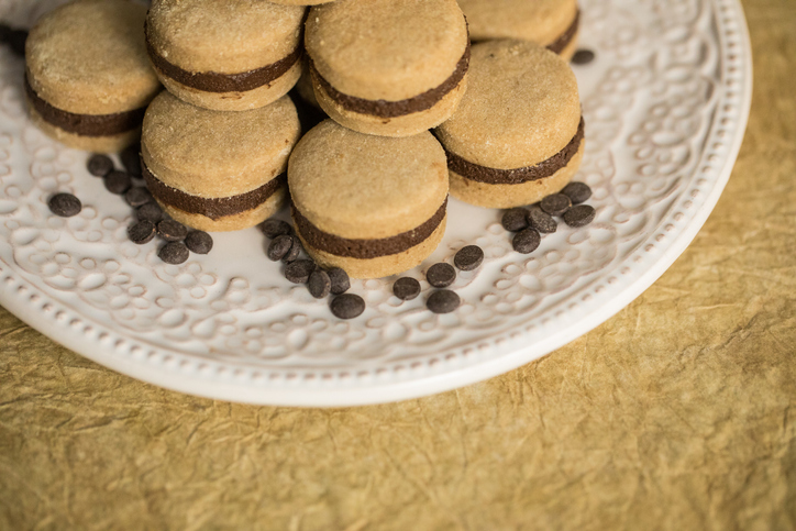 Γεμιστά μπισκότα με ταχίνι και κακάο- H συνταγή που θα φτιάχνεις συνέχεια
