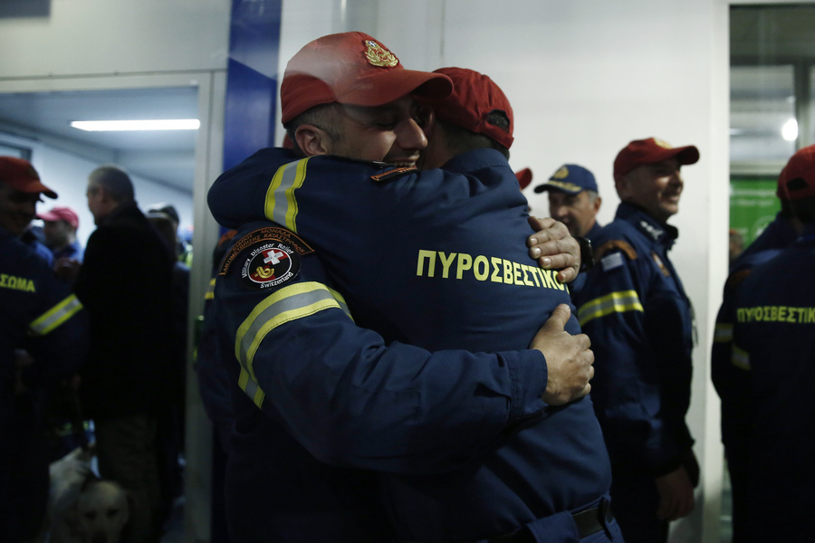 «Ενστικτωδώς έβγαλα τα γάντια μου και της έπιασα τα ποδαράκια όπως κάνω στο γιο μου» - Μαρτυρίες από τα χαλάσματα των Ελλήνων διασωστών της ΕΜΑΚ