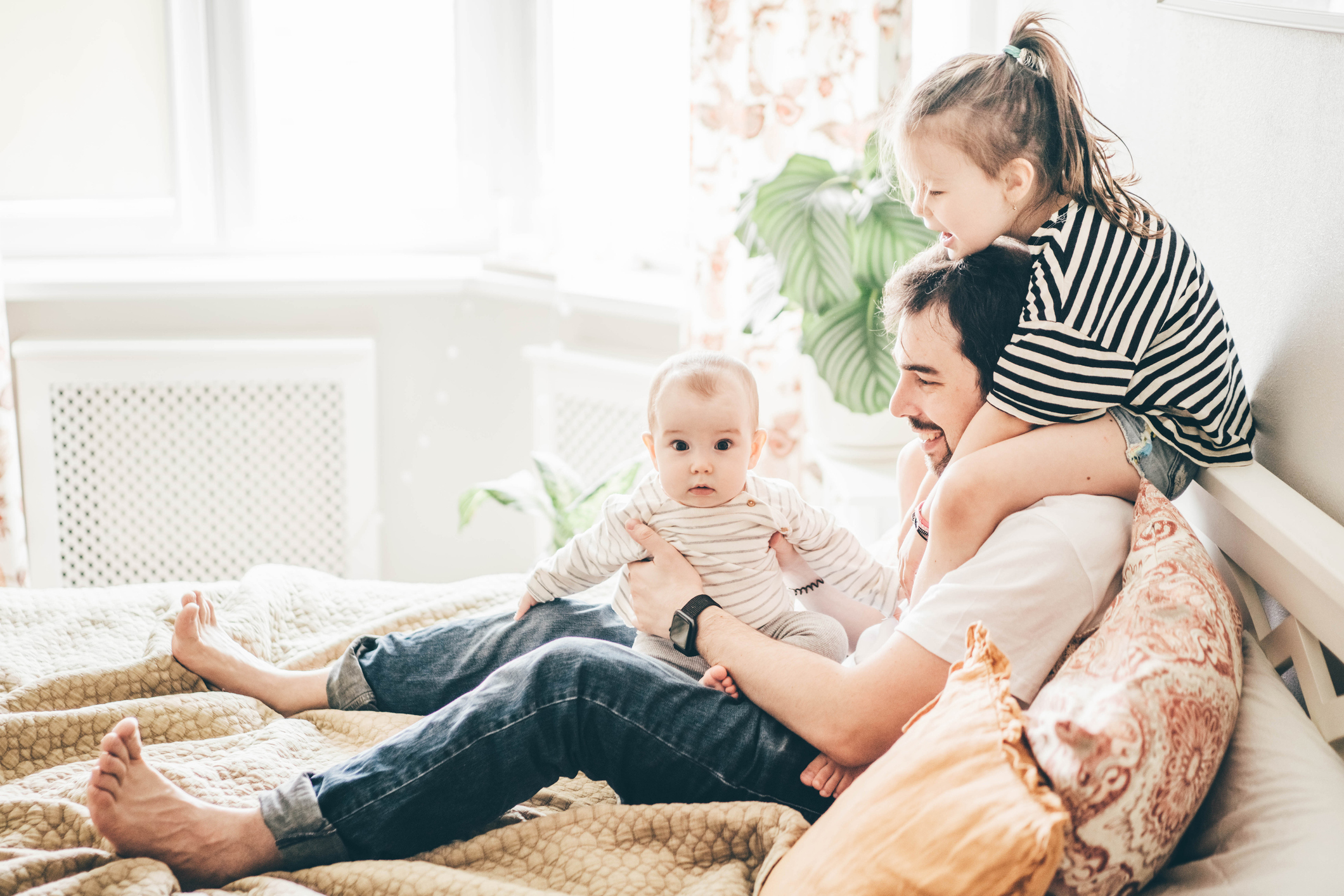Ένας μπαμπάς αναρωτιέται: "Έχω άδικο που πιστεύω πως το να είσαι μία μαμά που δεν εργάζεται και μένει σπίτι με το παιδί δεν είναι δύσκολo;"