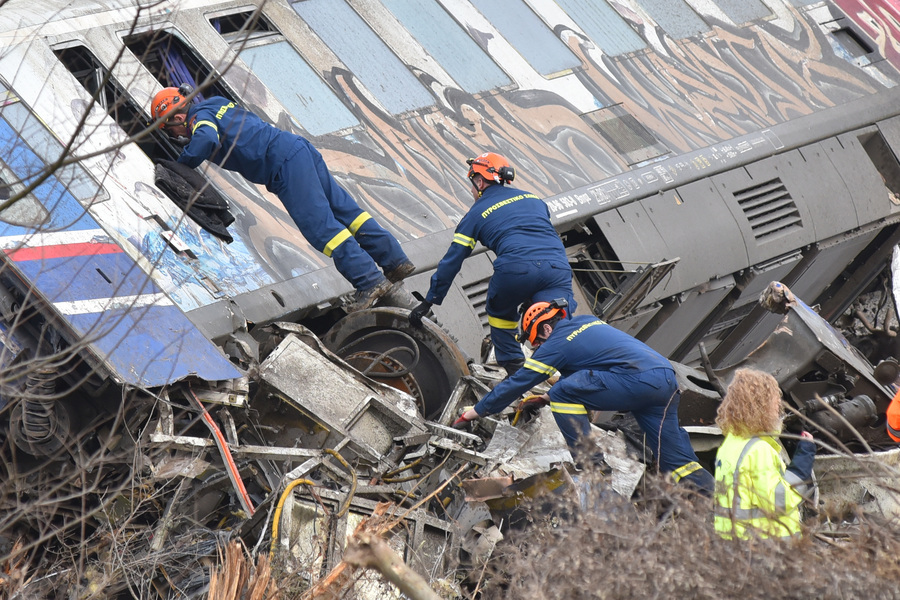 "Στάχτες πήρα και αποκαΐδια. Να αναγνωρίσω μια στάχτη;" Η τραγική μητέρα που έχασε το 5χρονο παιδί της και τον σύζυγό της στα Τέμπη