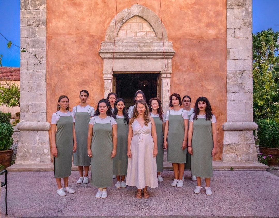 Το ανατριχιαστικό βίντεο με τις "Chores" να τραγουδούν για τα παιδιά που έχασαν τη ζωή τους στα Τέμπη