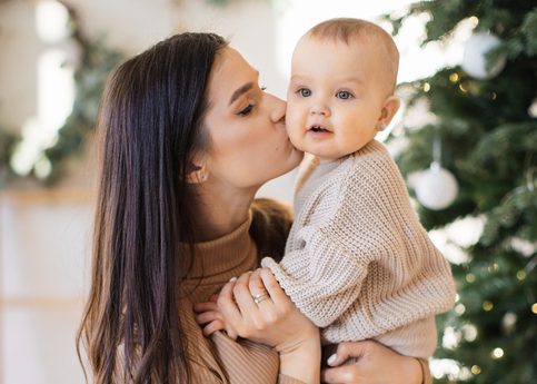 Αγκαλιάζοντας το μωρό σας, αλλάζει το DNA του – προς το καλύτερο