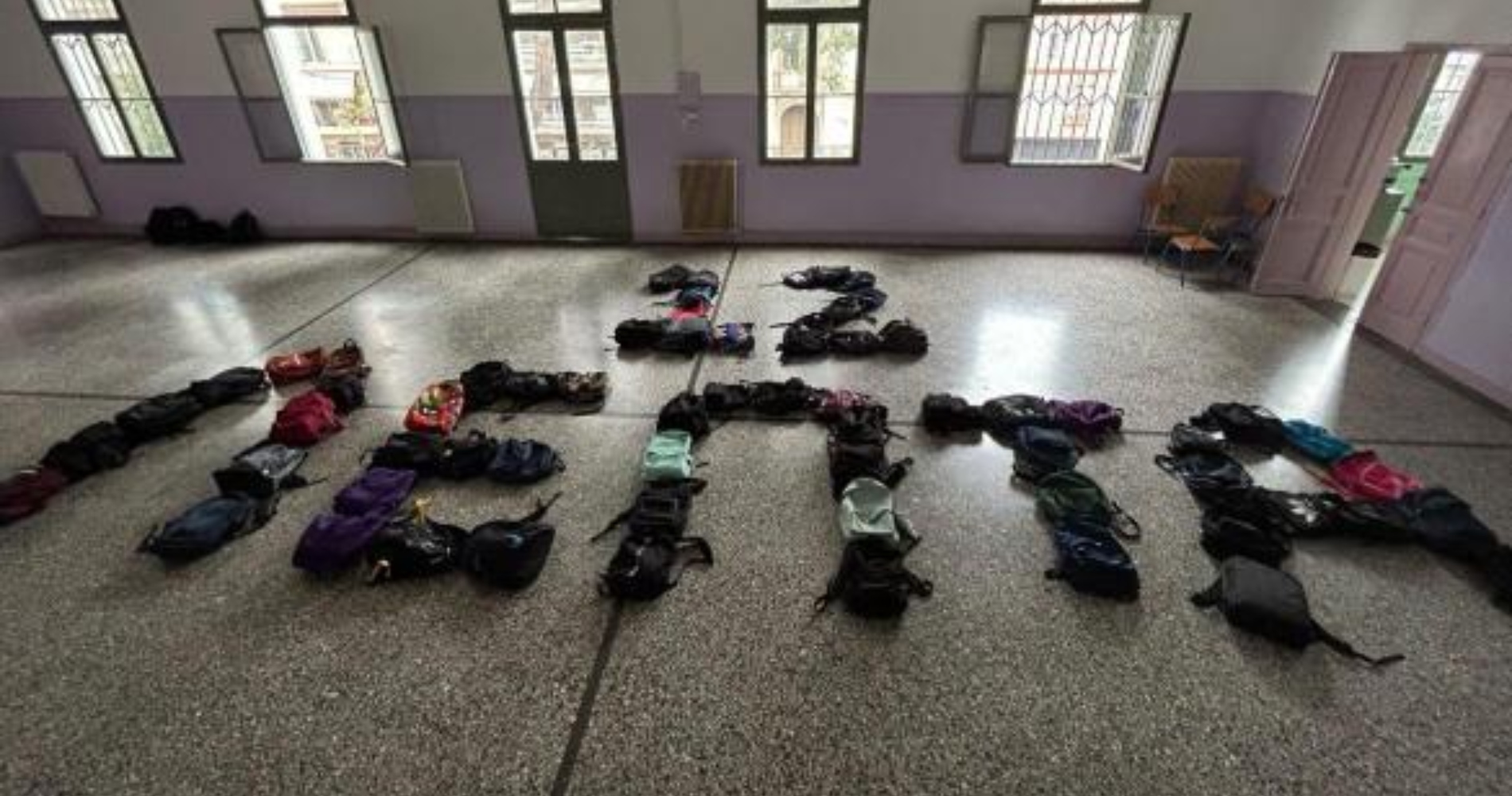 Μαζική συγκέντρωση, νεαρών παιδιών, μαθητών, αλλά και φοιτητών για το δυστύχημα στα Τέμπη