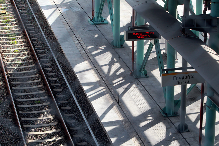 Ανήλικο αγόρι παρασύρθηκε από τρένο του Προαστιακού- Νοσηλεύεται με σοβαρά τραύματα στο κεφάλι