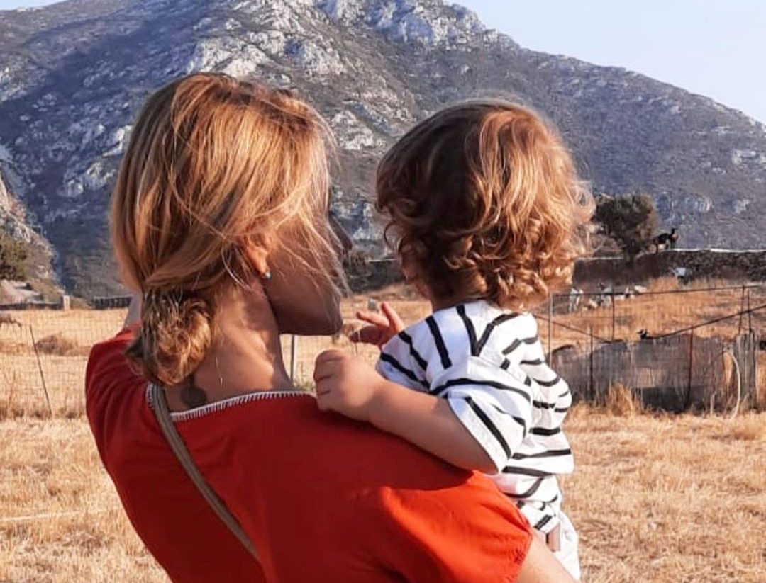 Παναγιώτης Αντώνιος Κικίλιας: Η φωτογραφία της μαμάς του, Τζένης Μπαλατσινού, από την πρώτη του μέρα στο σχολείο