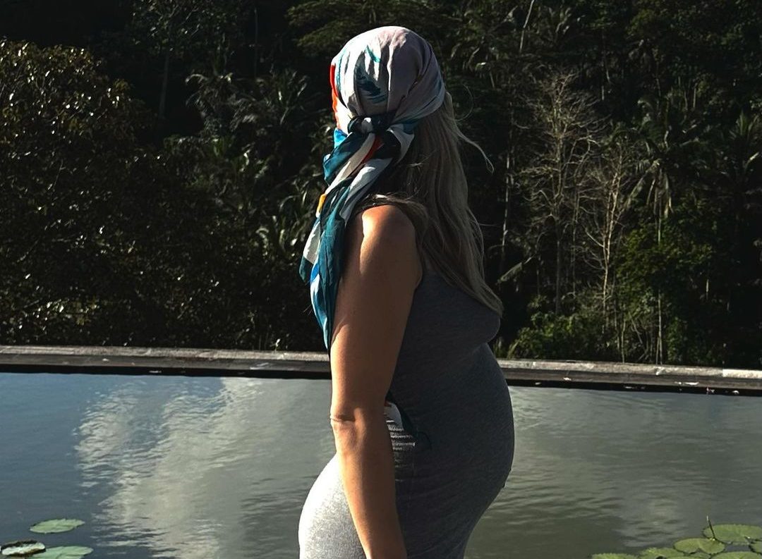 "Το λαμπρό μου σώμα που έφερε στη γη το μωρό μου": Ελληνίδα Influencer δείχνει την κοιλιά της 10 εβδομάδες μετά τη γέννα