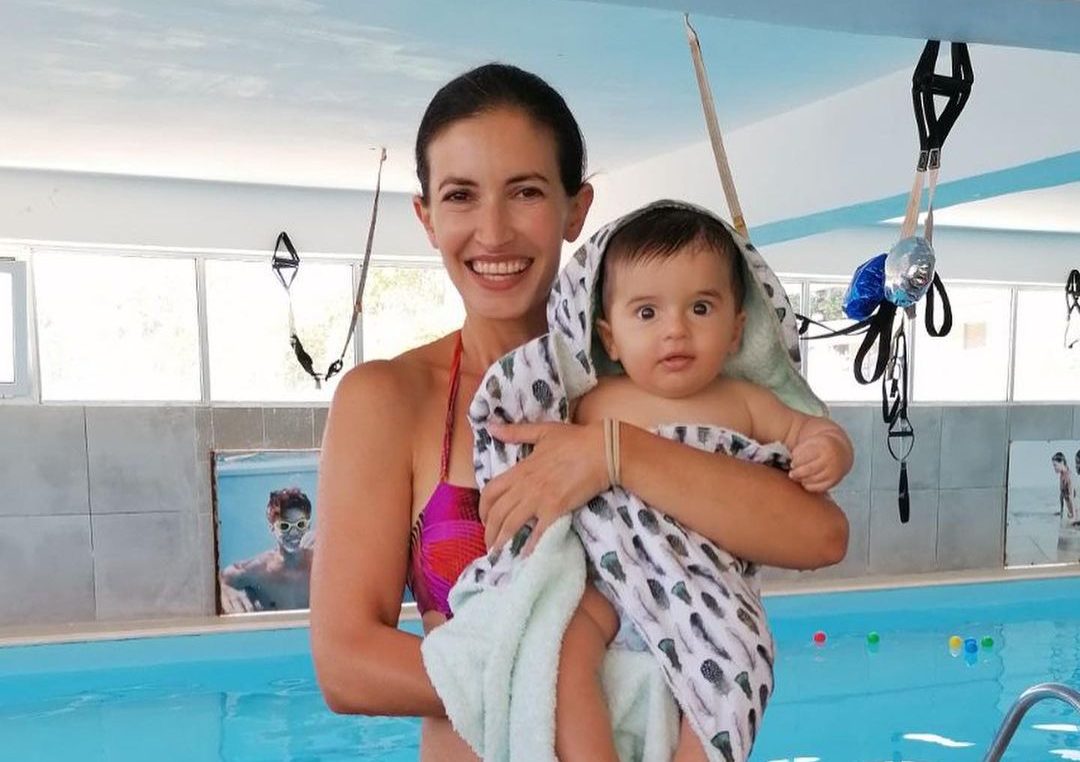 "Βγαίνεις από βουτιά και δε σ’ ενοχλεί το νερό, αλλά η φράντζα": Ο 15 μηνών γιος της Μάρας Δαρμουσλή λατρεύει το κολυμβητήριο