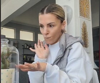 Πάσχα στο χωριό με την πεθερά: Η TikΤoker Μαρία-Ελπίδα Κουτσουρέλη διακωμωδεί τις πασχαλινές διακοπές της “ξινής” μαμάς στο χωριό