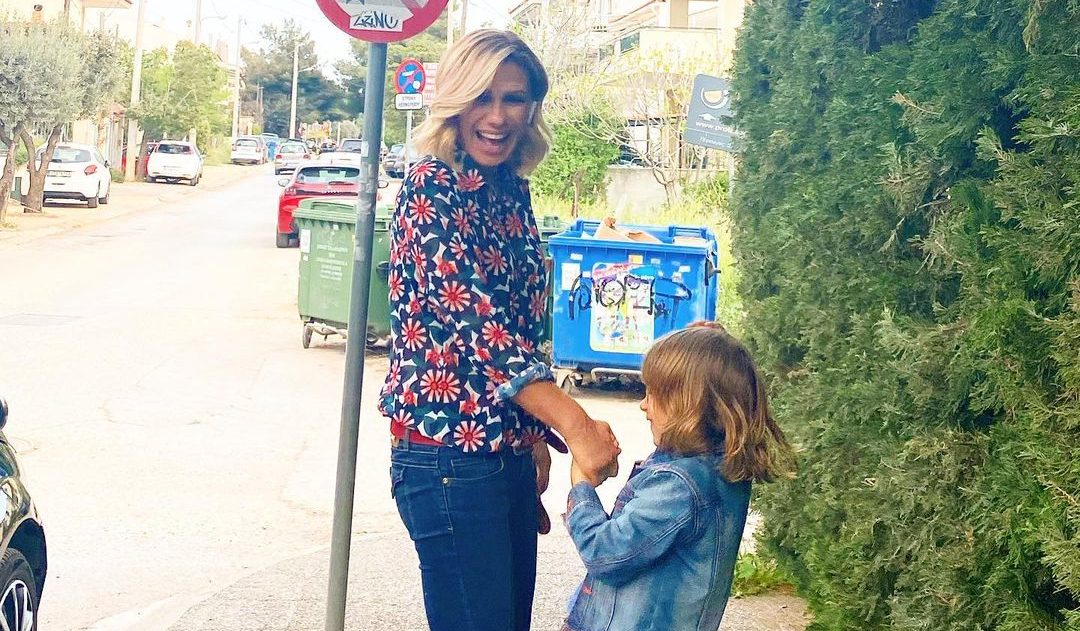 Κατερίνα Καραβάτου: Φωτογραφίζει τον κατάξανθο γιο της, Αρίωνα, σε ποδοσφαιρικό του αγώνα