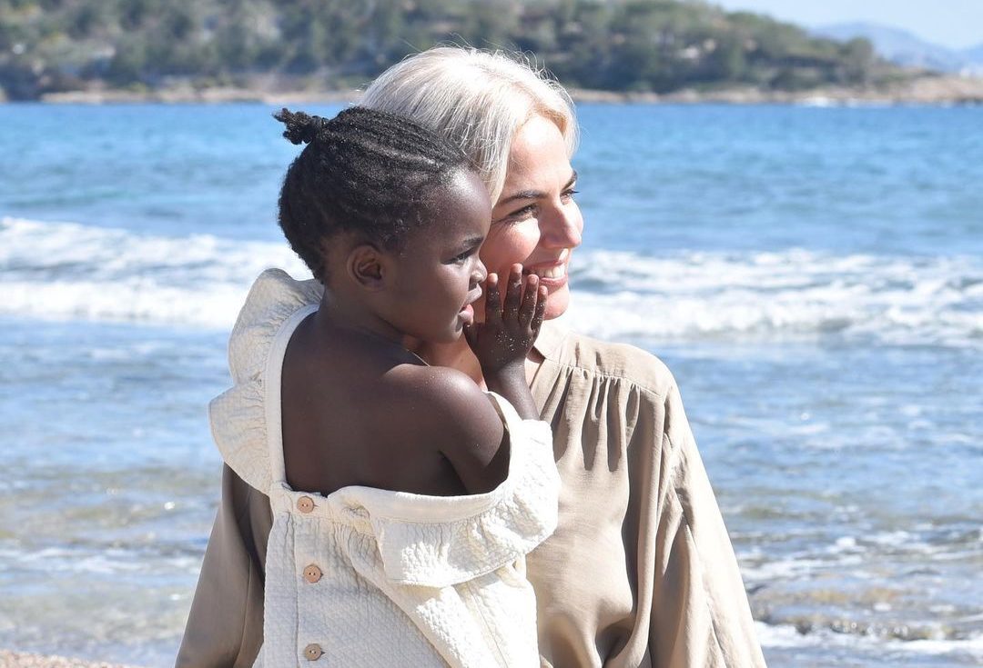 Χριστίνα Κοντοβά: Με την κόρη της Έιντα στις πιο όμορφες παραλίες των Κυκλάδων