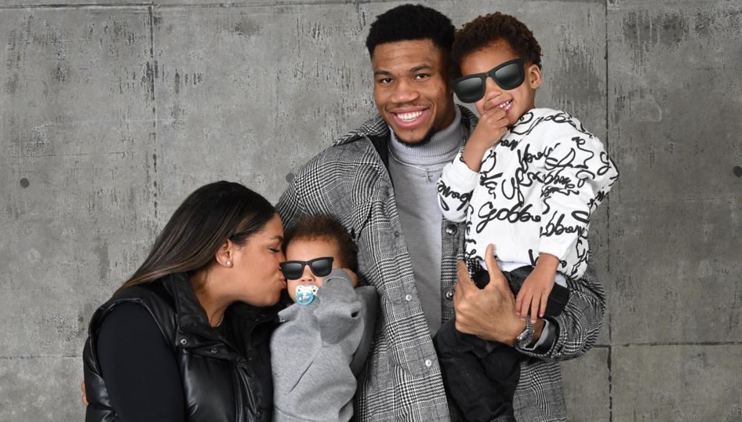 Λίαμ & Μάβερικ Αντετοκούνμπο: Οι γιοι του Έλληνα σταρ του NBA ανακοίνωσαν μαζί με τους γονείς τους ότι περιμένουν αδελφάκι