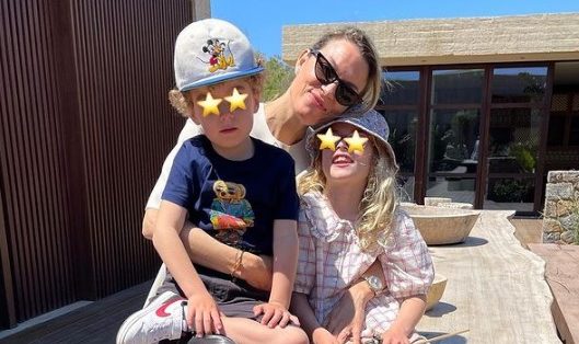 Μπιάνκα Κρασσά: Η κόρη της Βίκυς Καγιά κλείνει τα 8 και ποζάρει σαν μοντέλο για τα γενέθλιά της