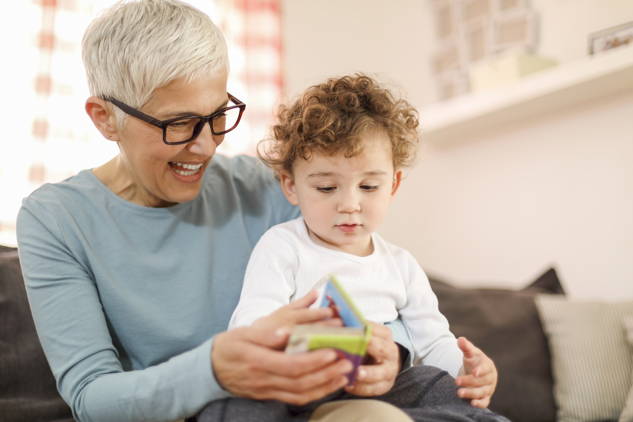 “Η μαμά θα έρθει σε λίγο”: Γιατί κάποια “αθώα” ψέματα που λένε οι παππούδες στα παιδιά δεν λειτουργούν καθόλου