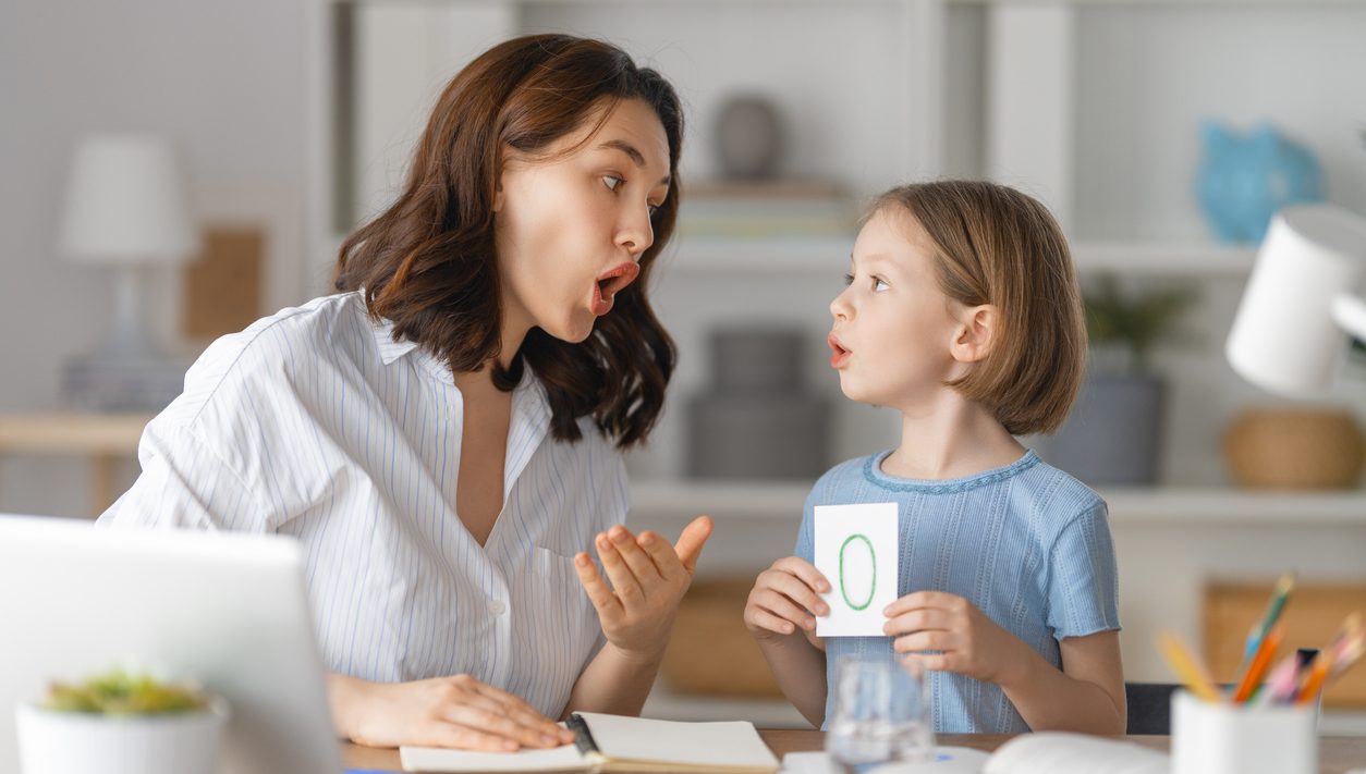 Λογοθεραπεία και παιδιά: 5 τεχνικές με τις οποίες μπορούν οι γονείς να βοηθήσουν τα παιδιά