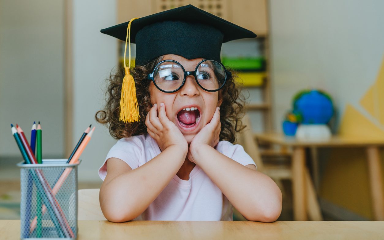 Γιορτάζουμε το τέλος της σχολικής χρονιάς φτιάχνοντας καπέλα αποφοίτησης μαζί με τα παιδιά