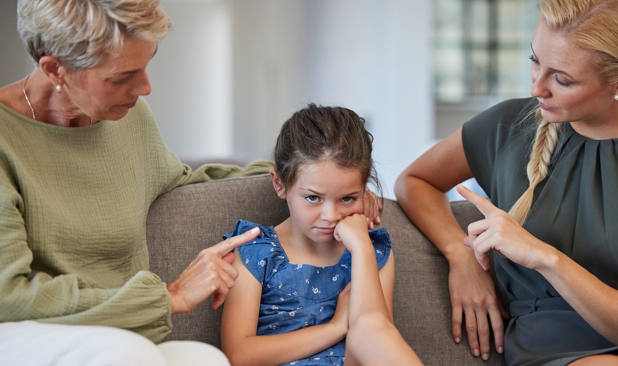 Μήπως η συμβουλή που λέμε στα παιδιά “να σέβεσαι τους μεγαλύτερούς σου” είναι ξεπερασμένη;