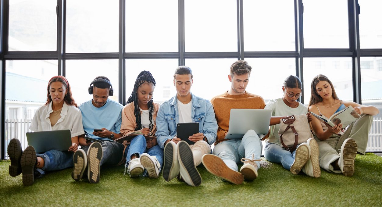 Λιγότερο σεξ, προβλήματα ψυχικής υγείας και μένουν με τους γονείς τους – Έρευνα του UCLA για το πώς ζουν τα νέα παιδιά συγκριτικά με τη γενιά των γονιών τους