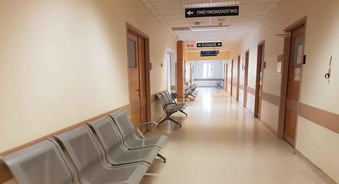 Αγωνία για το 2.5 ετών κοριτσάκι στα Χανιά: Ο πατέρας της την παρέσυρε με το αυτοκίνητό του